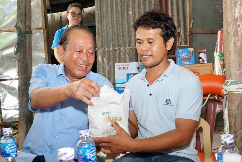 Nguyên Phó Thủ tướng Thường trực Trương Hoà Bình trò chuyện với ngư dân Nguyễn Văn Công. Ảnh: BẢO PHƯƠNG Nguyên Phó Thủ tướng Thường trực Trương Hoà Bình trò chuyện với ngư dân Nguyễn Văn Công. Ảnh: BẢO PHƯƠNG
