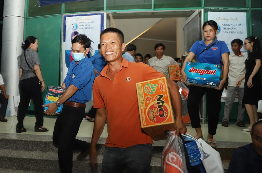 Niềm vui của những ngư dân khi được nhận quà từ chương trình. Niềm vui của những ngư dân khi được nhận quà từ chương trình.