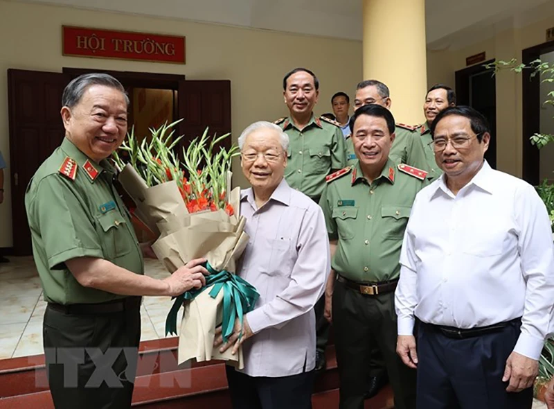 Đại tướng Tô Lâm, Ủy viên Bộ Chính trị, Bí thư Đảng ủy Công an Trung ương, Bộ trưtặng hoa Tổng Bí thư Nguyễn Phú Trọng. Ảnh: TTXVN
