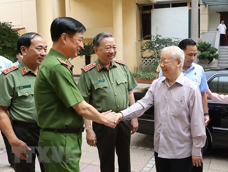 Tổng Bí thư Nguyễn Phú Trọng cùng các đại biểu Đảng ủy Công an Trung ương đến dự hội nghị. Ảnh: TTXVN