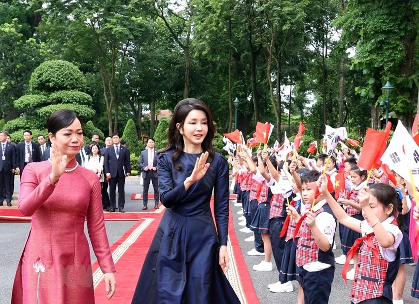Phu nhân Chủ tịch nước Võ Văn Thưởng và Phu nhân Tổng thống Hàn Quốc Yoon Suk Yeol với thiếu nhi Thủ đô tại lễ đón. Ảnh: TTXVN