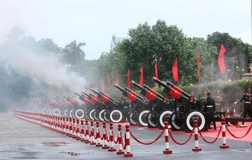 21 phát đại bác chào mừng Tổng thống Hàn Quốc Yoon Suk Yeol và Phu nhân thăm cấp Nhà nước tới Việt Nam. Ảnh: TTXVN