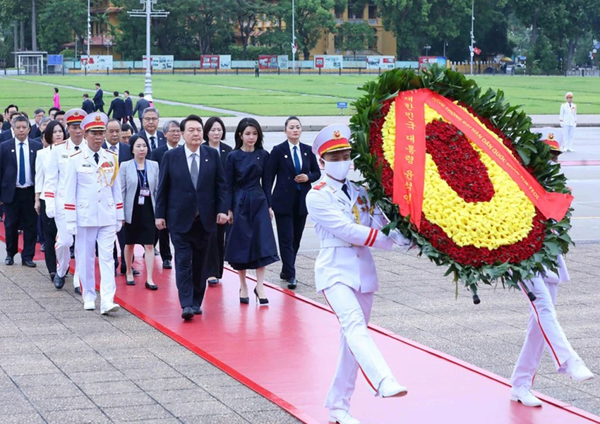 Tổng thống Hàn Quốc Yoon Suk Yeol và Phu nhân đến đặt vòng hoa và vào Lăng viếng Chủ tịch Hồ Chí Minh. Ảnh: TTXVN