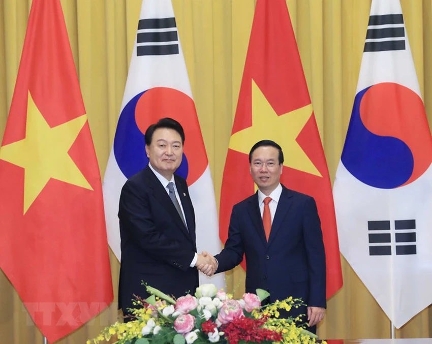 Chủ tịch nước Võ Văn Thưởng và Tổng thống Hàn Quốc Yoon Suk Yeol tại lễ đón. Ảnh: TTXVN
