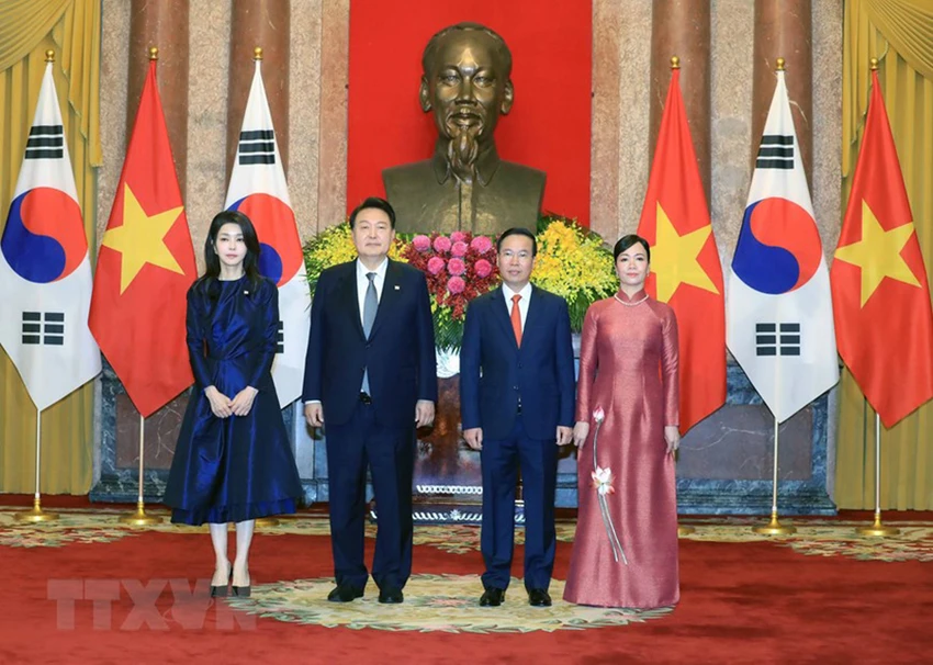 Chủ tịch nước Võ Văn Thưởng và Phu nhân cùng Tổng thống Hàn Quốc Yoon Suk Yeol và Phu nhân tại lễ đón. Ảnh: TTXVN