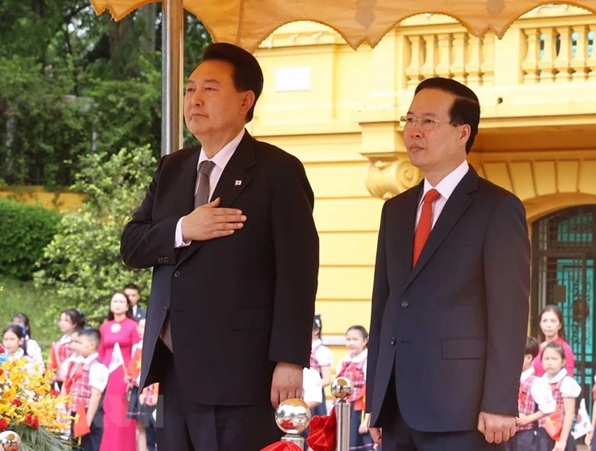 Chủ tịch nước Võ Văn Thưởng và Tổng thống Hàn Quốc Yoon Suk Yeol nghe quân nhạc cử Quốc thiều hai nước. Ảnh: TTXVN