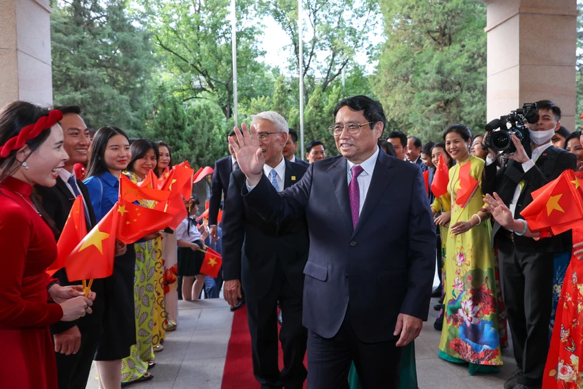 Đại diện kiều bào vui mừng đón Thủ tướng Phạm Minh Chính tới thăm chính thức Trung Quốc và dự Diễn đàn Kinh tế thế giới. Ảnh: VGP
