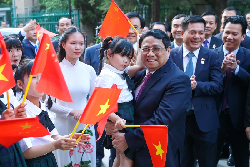Thủ tướng Phạm Minh Chính cùng Đoàn đại biểu Việt Nam đã gặp gỡ cán bộ, nhân viên Đại sứ quán Việt Nam và đại diện cộng đồng người Việt Nam tại Trung Quốc. Ảnh: VGP
