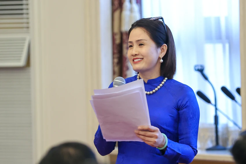 Đại diện kiều bào bày tỏ vui mừng được đón Thủ tướng Phạm Minh Chính tới thăm chính thức Trung Quốc và dự Diễn đàn Kinh tế thế giới. Ảnh: VGP