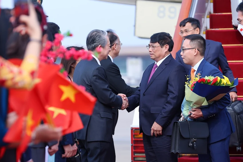 Đại diện Bộ Ngoại giao Trung Quốc chào đón Thủ tướng Phạm Minh Chính tại sân bay Bắc Kinh. Ảnh: VGP