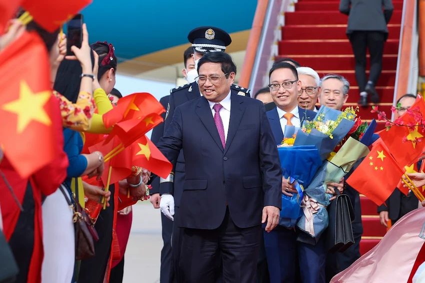 Cán bộ, nhân viên Đại sứ quán Việt Nam và đại diện cộng đồng Việt Nam tại Trung Quốc chào đón Thủ tướng Phạm Minh Chính và đoàn đại biểu Việt Nam. Ảnh: VGP