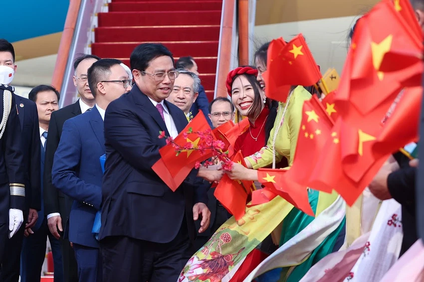 Cán bộ, nhân viên Đại sứ quán Việt Nam và đại diện cộng đồng Việt Nam tại Trung Quốc chào đón Thủ tướng Phạm Minh Chính và đoàn đại biểu Việt Nam. Ảnh: VGP