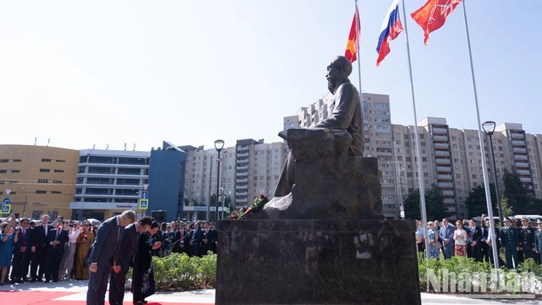 Các đại biểu dâng hoa tưởng nhớ Chủ tịch Hồ Chí Minh. Ảnh: Báo Nhân dân
