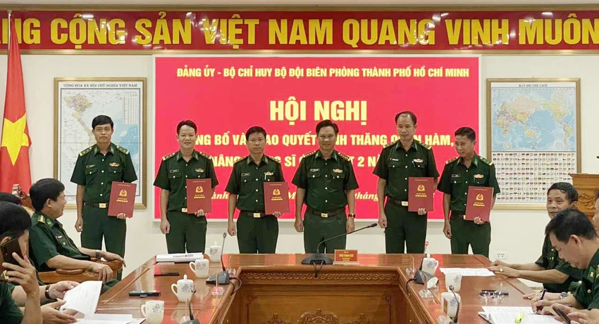 Tại buổi lễ, Bộ đội biên phòng TP.HCM cũng trao quyết định thăng quân hàm thượng tá, nâng lương trung tá năm 2023 đối với cán bộ, chiến sĩ. Ảnh: BĐBP Tại buổi lễ, Bộ đội biên phòng TP.HCM cũng trao quyết định thăng quân hàm thượng tá, nâng lương trung tá năm 2023 đối với cán bộ, chiến sĩ. Ảnh: BĐBP
