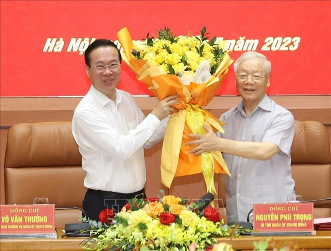 Tổng Bí thư Nguyễn Phú Trọng, Bí thư Quân ủy Trung ương, chúc mừng Chủ tịch nước Võ Văn Thưởng được Bộ Chính trị chỉ định tham gia Ban Thường vụ Quân ủy Trung ương. Ảnh: TTXVN Tổng Bí thư Nguyễn Phú Trọng, Bí thư Quân ủy Trung ương, chúc mừng Chủ tịch nước Võ Văn Thưởng được Bộ Chính trị chỉ định tham gia Ban Thường vụ Quân ủy Trung ương. Ảnh: TTXVN