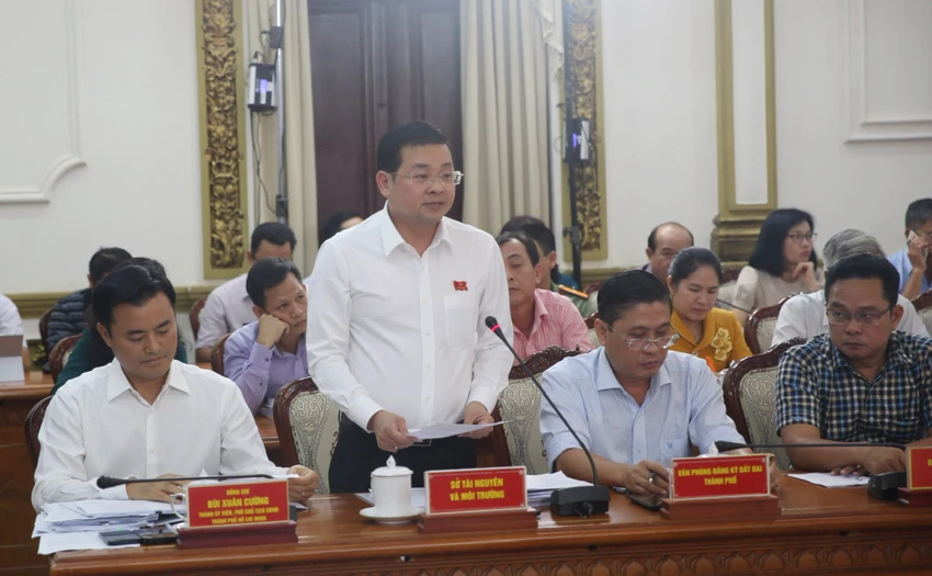 Giám đốc Sở TN&MT TP.HCM Nguyễn Toàn Thắng báo cáo tại phiên họp. Ảnh: THANH THUỲ Giám đốc Sở TN&MT TP.HCM Nguyễn Toàn Thắng báo cáo tại phiên họp. Ảnh: THANH THUỲ