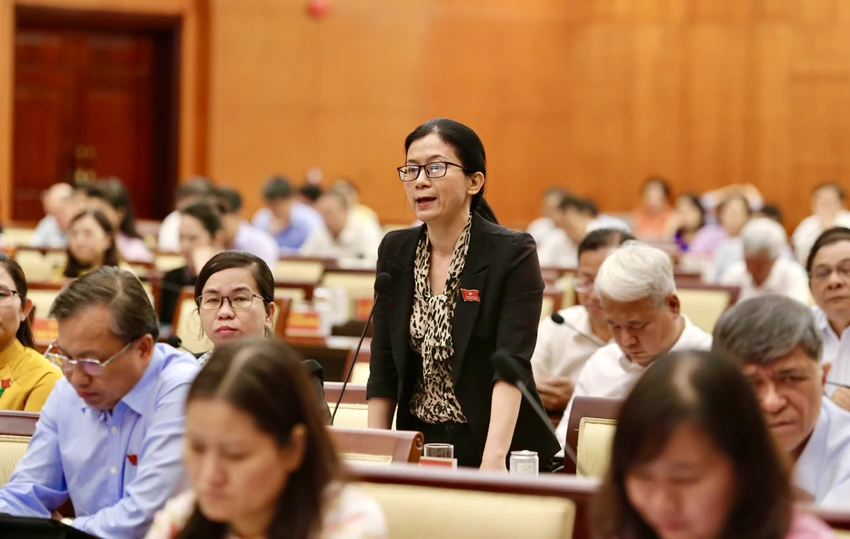 ĐB Nguyễn Thị Hồng Nhung (TP Thủ Đức) đề cập về các tài sản công bị chiếm dụng. Ảnh: HOÀNG GIANG ĐB Nguyễn Thị Hồng Nhung (TP Thủ Đức) đề cập về các tài sản công bị chiếm dụng. Ảnh: HOÀNG GIANG