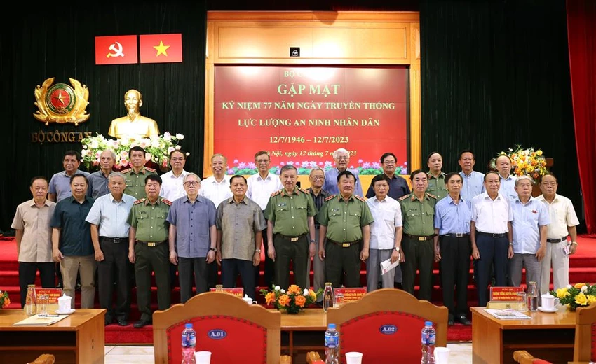 Bộ trưởng Tô Lâm cùng các đại biểu chụp ảnh lưu niệm. Ảnh: BCA Bộ trưởng Tô Lâm cùng các đại biểu chụp ảnh lưu niệm. Ảnh: BCA