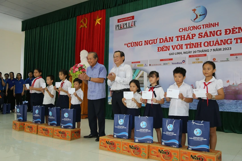 Ông Trương Hòa Bình, nguyên Phó Thủ tướng Thường trực, Chủ tịch danh dự của Chương trình và ông Mai Ngọc Phước, Tổng biên tập báo Pháp Luật TP.HCM, Trưởng Ban Chỉ đạo chương trình, tặng quà và học bổng cho các em học sinh có hoàn cảnh khó khăn. Ông Trương Hòa Bình, nguyên Phó Thủ tướng Thường trực, Chủ tịch danh dự của Chương trình và ông Mai Ngọc Phước, Tổng biên tập báo Pháp Luật TP.HCM, Trưởng Ban Chỉ đạo chương trình, tặng quà và học bổng cho các em học sinh có hoàn cảnh khó khăn.