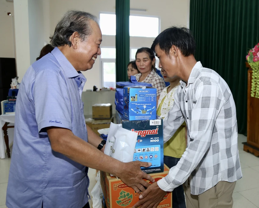 Ông Trương Hòa Bình, nguyên Phó Thủ tướng Thường trực, Chủ tịch danh dự của Chương trình, tặng quà cho ngư dân. Ông Trương Hòa Bình, nguyên Phó Thủ tướng Thường trực, Chủ tịch danh dự của Chương trình, tặng quà cho ngư dân.