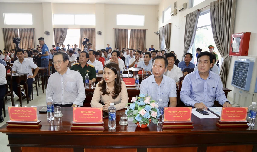 Lãnh đạo địa phương cùng các đại biểu đến tham dự buổi lễ trao quà. Lãnh đạo địa phương cùng các đại biểu đến tham dự buổi lễ trao quà.