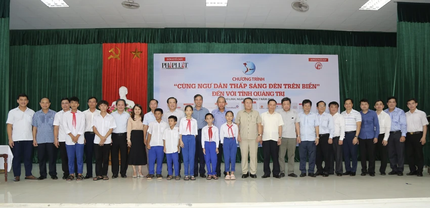 Ban Tổ chức Chương trình chụp ảnh lưu niệm cùng các em học sinh và ngư dân Quảng Trị. Ban Tổ chức Chương trình chụp ảnh lưu niệm cùng các em học sinh và ngư dân Quảng Trị.
