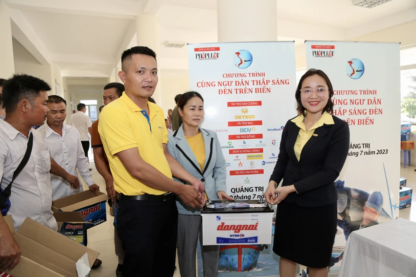 Chị Nguyễn Thị Kim Ngọc (bên phải), Phó Giám đốc Nam A Bank Thừa Thiên - Huế, tặng quà cho ngư dân. Ảnh: HOÀNG GIANG Chị Nguyễn Thị Kim Ngọc (bên phải), Phó Giám đốc Nam A Bank Thừa Thiên - Huế, tặng quà cho ngư dân. Ảnh: HOÀNG GIANG