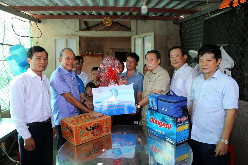Đoàn do ông Trương Hòa Bình, nguyên Ủy viên Bộ Chính trị, nguyên Phó Thủ tướng Thường trực Chính phủ (áo xanh, bên trái), dẫn đầu thăm hỏi gia đình ngư dân Bùi Đình Sơn. Ảnh: TRƯỜNG GIANG Đoàn do ông Trương Hòa Bình, nguyên Ủy viên Bộ Chính trị, nguyên Phó Thủ tướng Thường trực Chính phủ (áo xanh, bên trái), dẫn đầu thăm hỏi gia đình ngư dân Bùi Đình Sơn. Ảnh: TRƯỜNG GIANG