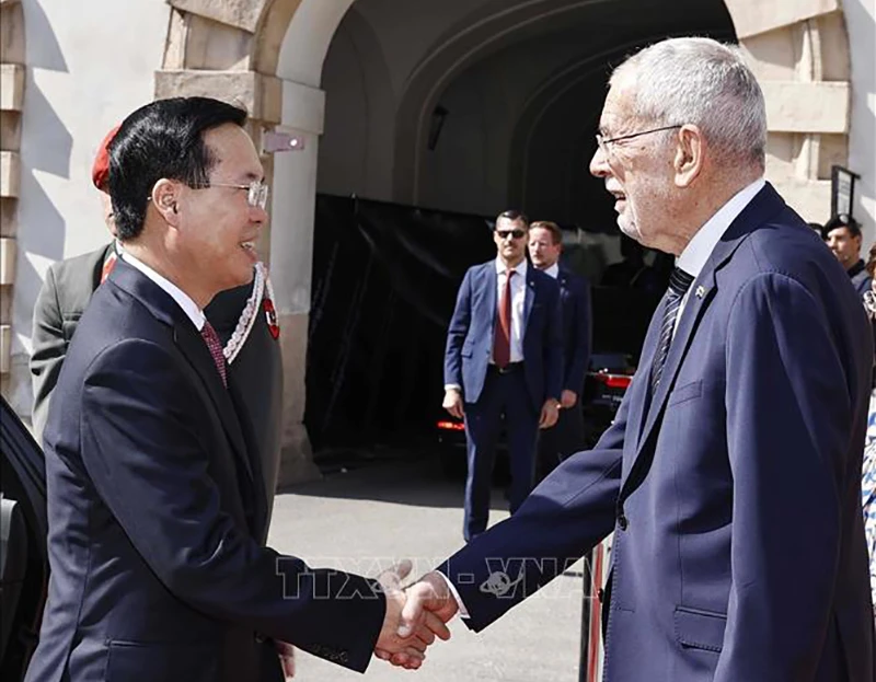 Tổng thống Cộng hòa Áo Alexander Van der Bellen đón Chủ tịch nước Võ Văn Thưởng. Ảnh: TTXVN Tổng thống Cộng hòa Áo Alexander Van der Bellen đón Chủ tịch nước Võ Văn Thưởng. Ảnh: TTXVN
