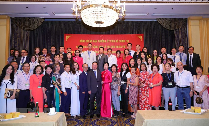 Chủ tịch nước Võ Văn Thưởng và Phu nhân cùng đại diện cộng đồng Việt Nam tại Áo và châu Âu. Ảnh: TTXVN Chủ tịch nước Võ Văn Thưởng và Phu nhân cùng đại diện cộng đồng Việt Nam tại Áo và châu Âu. Ảnh: TTXVN