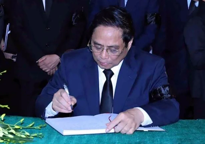 Ghi sổ tang, Thủ tướng Phạm Minh Chính bày tỏ vô cùng thương tiếc nguyên Phó Thủ tướng Nguyễn Khánh, người chiến sĩ trung kiên của Đảng, Nhà nước và Nhân dân. Ảnh: VGP Ghi sổ tang, Thủ tướng Phạm Minh Chính bày tỏ vô cùng thương tiếc nguyên Phó Thủ tướng Nguyễn Khánh, người chiến sĩ trung kiên của Đảng, Nhà nước và Nhân dân. Ảnh: VGP