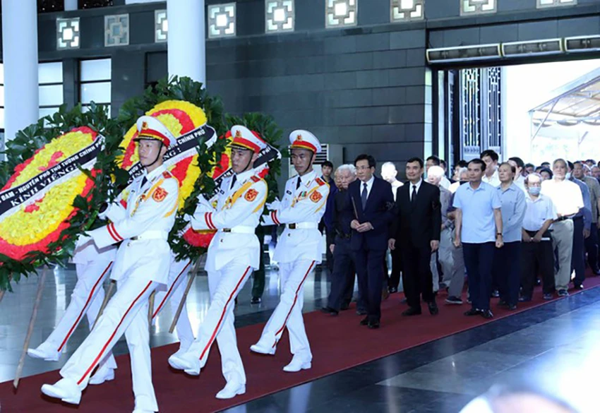 Đoàn Văn phòng Chính phủ do Bộ trưởng, Chủ nhiệm Văn phòng Chính phủ Trần Văn Sơn dẫn đầu vào viếng ông Nguyễn Khánh. Ảnh: VGP Đoàn Văn phòng Chính phủ do Bộ trưởng, Chủ nhiệm Văn phòng Chính phủ Trần Văn Sơn dẫn đầu vào viếng ông Nguyễn Khánh. Ảnh: VGP