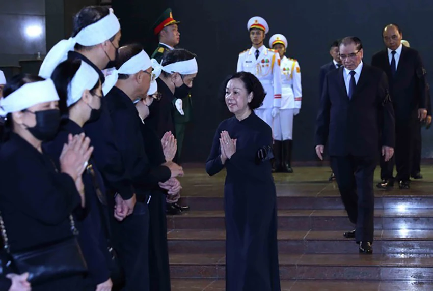 Bà Trương Thị Mai chia buồn cùng gia quyến ông Nguyễn Khánh. Ảnh: VGP Bà Trương Thị Mai chia buồn cùng gia quyến ông Nguyễn Khánh. Ảnh: VGP