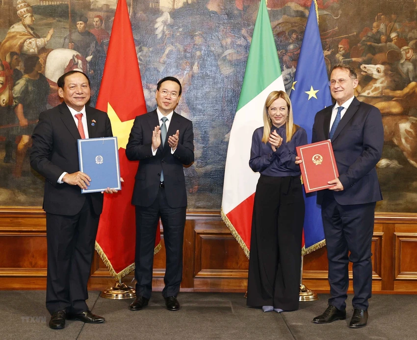 Chủ tịch nước Võ Văn Thưởng và Thủ tướng Italy Giorgia Meloni chứng kiến lễ ký Chương trình hợp tác văn hóa giữa Chính phủ hai nước, giai đoạn 2023-2026. Ảnh: TTXVN Chủ tịch nước Võ Văn Thưởng và Thủ tướng Italy Giorgia Meloni chứng kiến lễ ký Chương trình hợp tác văn hóa giữa Chính phủ hai nước, giai đoạn 2023-2026. Ảnh: TTXVN