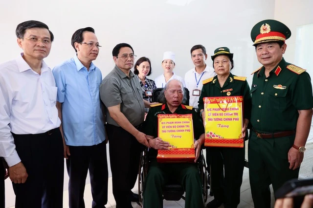 Thủ tướng tặng quà các thương binh, bệnh binh đang điều trị tại Trung tâm Nho Quan. Ảnh: VGP Thủ tướng tặng quà các thương binh, bệnh binh đang điều trị tại Trung tâm Nho Quan. Ảnh: VGP
