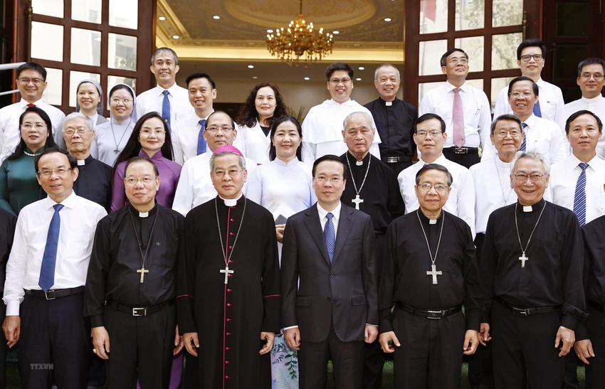 Chủ tịch nước Võ Văn Thưởng chụp ảnh lưu niệm với Hội đồng Giám mục Việt Nam. Ảnh: TTXVN Chủ tịch nước Võ Văn Thưởng chụp ảnh lưu niệm với Hội đồng Giám mục Việt Nam. Ảnh: TTXVN