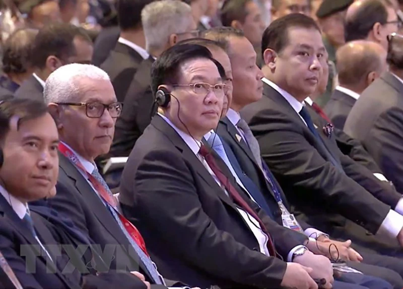 Chủ tịch Quốc hội Vương Đình Huệ cùng các đại biểu tại lễ khai mạc AIPA-44. Ảnh: TTXVN Chủ tịch Quốc hội Vương Đình Huệ cùng các đại biểu tại lễ khai mạc AIPA-44. Ảnh: TTXVN
