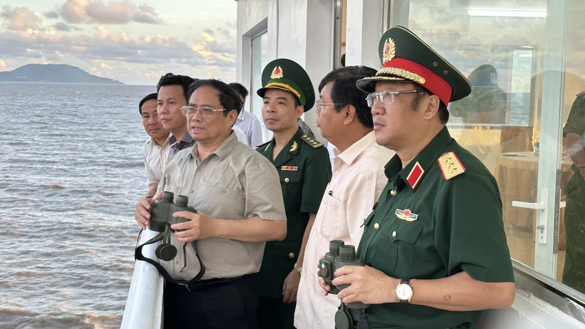 Thủ tướng khảo sát tình hình sạt lở tại khu Du lịch Khai Long, tỉnh Cà Mau. Ảnh: VGP/Nhật Bắc