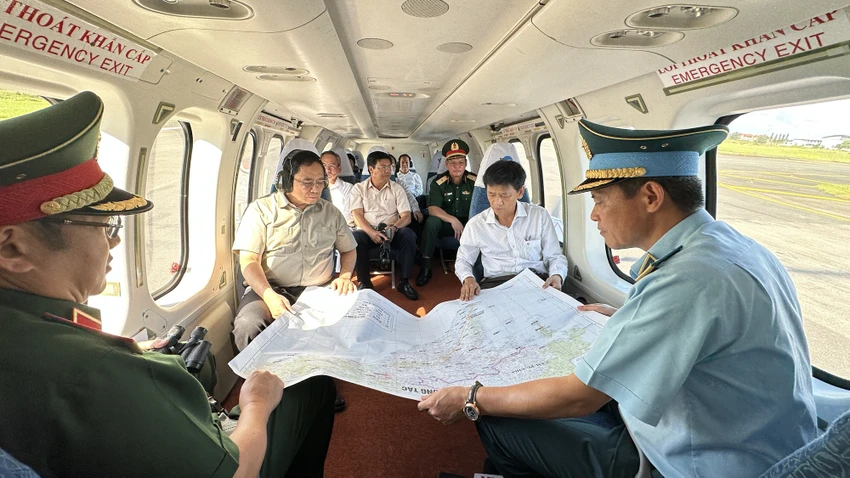 Thủ tướng đánh giá tình trạng sạt lở, xâm thực bờ sông, bờ biển, ảnh hưởng rừng ngập mặn là nghiêm trọng tại ĐBSCL, nhất là các tỉnh ven biển. Ảnh: VGP/Nhật Bắc
