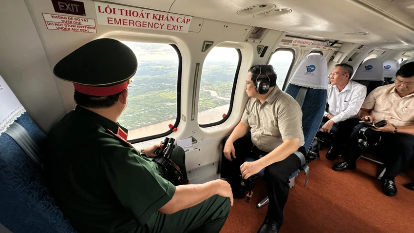 Thủ tướng thị sát tình hình sạt lở ven biển các tỉnh Sóc Trăng, Bạc Liêu, Cà Mau bằng máy bay trực thăng. Ảnh: VGP/Nhật Bắc