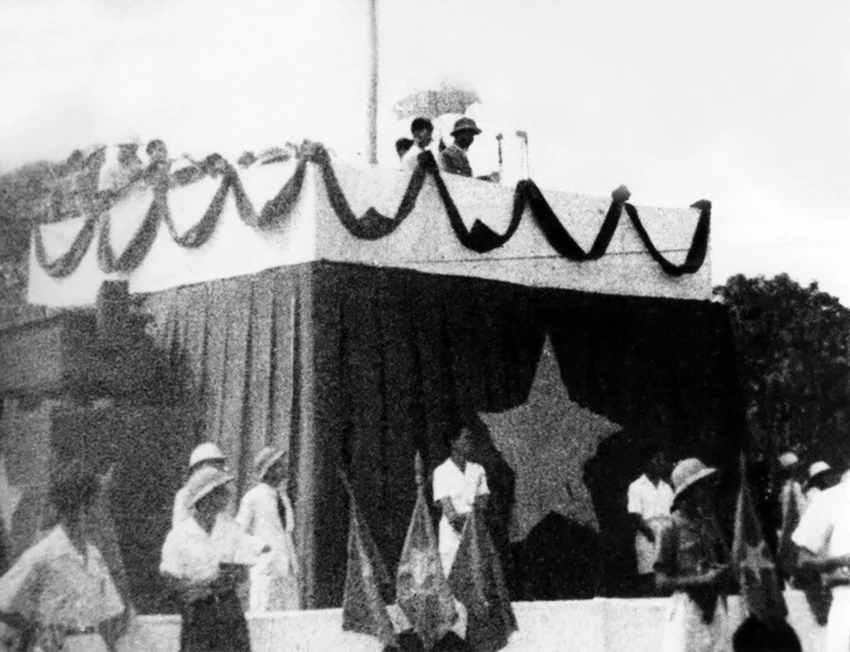 Mùa Thu năm 1945 mãi mãi khắc ghi vào lịch sử dựng nước và giữ nước của dân tộc Việt Nam một mốc son chói lọi. Ảnh: TTXVN Mùa Thu năm 1945 mãi mãi khắc ghi vào lịch sử dựng nước và giữ nước của dân tộc Việt Nam một mốc son chói lọi. Ảnh: TTXVN