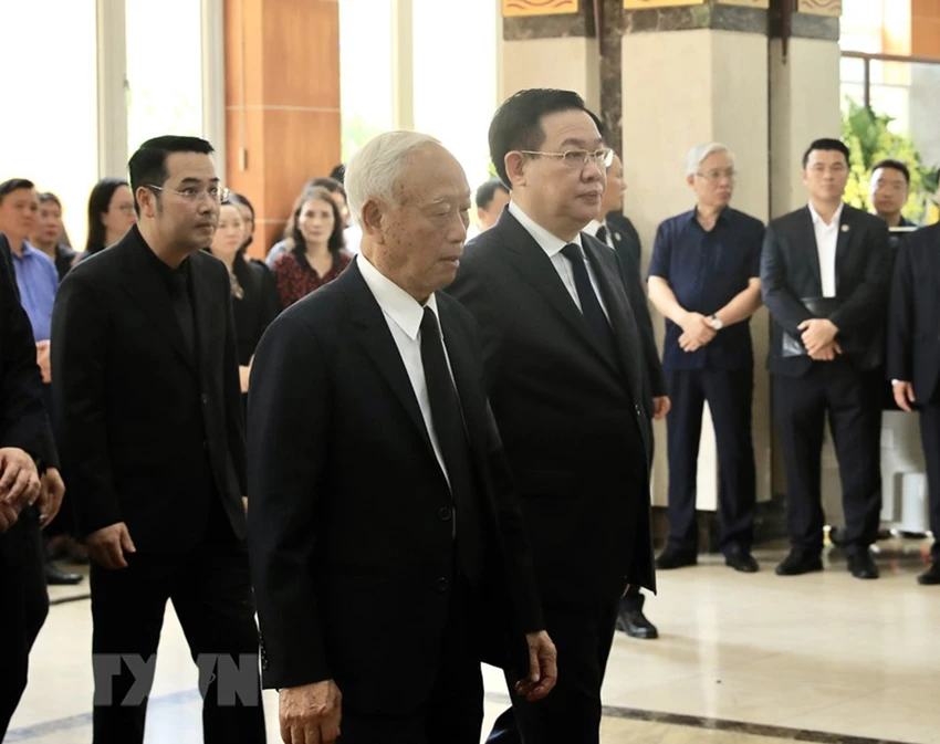 Đoàn đại biểu do Chủ tịch Quốc hội Vương Đình Huệ, dẫn đầu vào viếng Phó Thủ tướng Lê Văn Thành. Ảnh: TTXVN