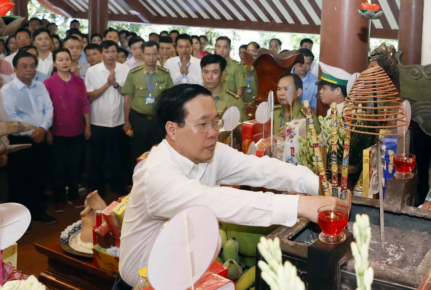 Chủ tịch nước Võ Văn Thưởng cùng đoàn đại biểu dâng hương tưởng nhớ công lao của Chủ tịch Hồ Chí Minh. Ảnh: VOV