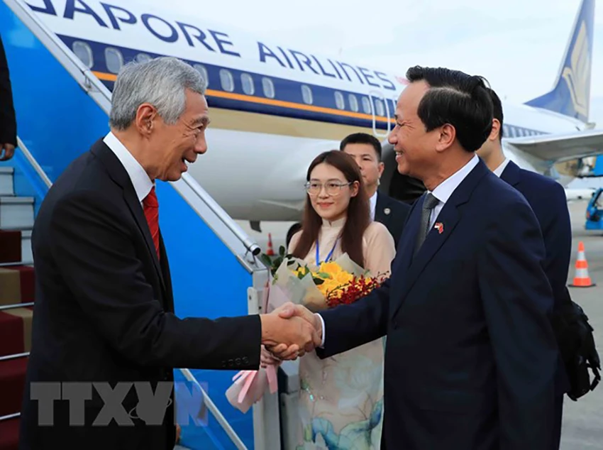 Bộ trưởng Bộ LĐ-TB&XH Đào Ngọc Dung đón Thủ tướng Singapore Lý Hiển Long tại Sân bay Quốc tế Nội Bài. Ảnh: TTXVN Bộ trưởng Bộ LĐ-TB&XH Đào Ngọc Dung đón Thủ tướng Singapore Lý Hiển Long tại Sân bay Quốc tế Nội Bài. Ảnh: TTXVN