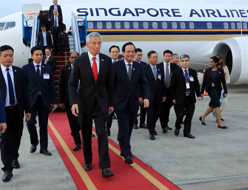 Lễ đón Thủ tướng Singapore Lý Hiển Long tại Sân bay Quốc tế Nội Bài. Ảnh: TTXVN Lễ đón Thủ tướng Singapore Lý Hiển Long tại Sân bay Quốc tế Nội Bài. Ảnh: TTXVN