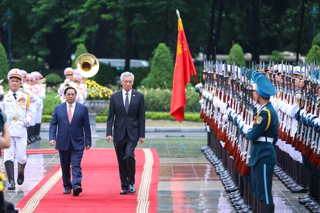 Hai Thủ tướng duyệt đội danh dự Quân đội Nhân dân Việt Nam. Ảnh: VGP Hai Thủ tướng duyệt đội danh dự Quân đội Nhân dân Việt Nam. Ảnh: VGP