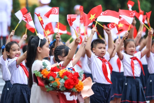 Thiếu nhi Thủ đô vẫy cờ chào đón Thủ tướng Singapore Lý Hiển Long. Ảnh: VGP Thiếu nhi Thủ đô vẫy cờ chào đón Thủ tướng Singapore Lý Hiển Long. Ảnh: VGP