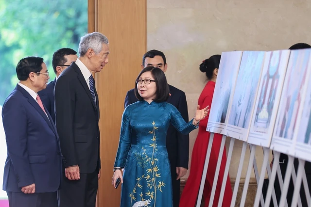 Thủ tướng Phạm Minh Chính và Thủ tướng Singapore Lý Hiển Long xem trưng bày ảnh về quan hệ hợp tác giữa Việt Nam và Singapore. Ảnh: VGP Thủ tướng Phạm Minh Chính và Thủ tướng Singapore Lý Hiển Long xem trưng bày ảnh về quan hệ hợp tác giữa Việt Nam và Singapore. Ảnh: VGP