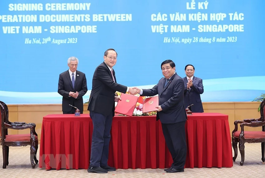 Thủ tướng Phạm Minh Chính và Thủ tướng Singapore Lý Hiển Long chứng kiến ký công thư trao đổi về việc nâng cấp Hiệp định khung Kết nối hai nền kinh tế Việt Nam – Singapore giữa Bộ KH&ĐT Việt Nam và Bộ Thương mại và Công nghiệp Singapore. Ảnh: TTXVN Thủ tướng Phạm Minh Chính và Thủ tướng Singapore Lý Hiển Long chứng kiến ký công thư trao đổi về việc nâng cấp Hiệp định khung Kết nối hai nền kinh tế Việt Nam – Singapore giữa Bộ KH&ĐT Việt Nam và Bộ Thương mại và Công nghiệp Singapore. Ảnh: TTXVN