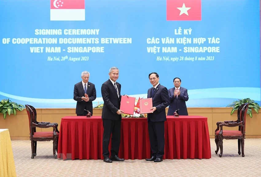 Thủ tướng Phạm Minh Chính và Thủ tướng Singapore Lý Hiển Long chứng kiến ký thỏa thuận về Chương trình nghiên cứu và Chương trình nghiên cứu theo chuyên đề dành cho cán bộ cao cấp Đảng Cộng sản Việt Nam (giai đoạn 2024 đến 2026) giữa Bộ Ngoại giao nước Việt Nam và Bộ Ngoại giao Singapore. Ảnh: TTXVN Thủ tướng Phạm Minh Chính và Thủ tướng Singapore Lý Hiển Long chứng kiến ký thỏa thuận về Chương trình nghiên cứu và Chương trình nghiên cứu theo chuyên đề dành cho cán bộ cao cấp Đảng Cộng sản Việt Nam (giai đoạn 2024 đến 2026) giữa Bộ Ngoại giao nước Việt Nam và Bộ Ngoại giao Singapore. Ảnh: TTXVN